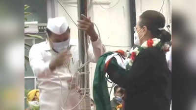 Congress Flag News : सोनिया गांधी फहराने की कर रही थीं कोशिश, अचानक गिरा कांग्रेस का झंडा
