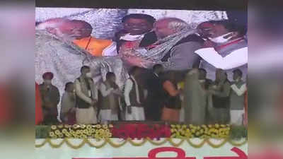 मंच पर धक्का लगने से BJP सांसद गिरे... PM नरेंद्र मोदी ने उठाया... फिर जाना स्वास्थ्य हाल