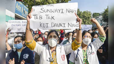 डॉक्टरों से दिल्ली में मारपीट, मुंबई के केईएम अस्पताल में रेजिडेंट डॉक्टरों ने कैंडल मार्च