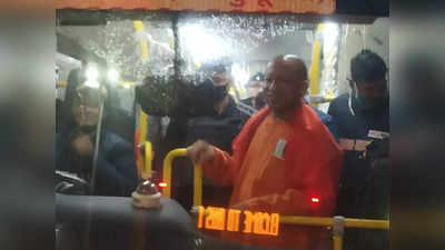 Yogi Adityanath: इलेक्ट्रिक बसों को CM योगी ने दिखाई हरी झंडी, फिर गोरखनाथ मंदिर तक किया सफर