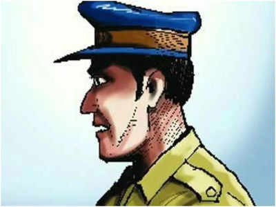 यूपी में बेखौफ बदमाश : बिजनौर में पुलिस वाले की राइफल ले भागे बाइकर्स, कहीं थाने में सिपाही और होमगार्ड को पीटा, मुंह पर थूका गुटखा