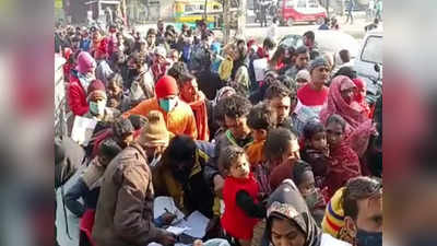 Omicron Ghaziabad: भीड़ में लापता ओमीक्रोन का खौफ! बिना सोशल डिस्टेंसिंग इस आधार केंद्र पर रोज जुटते हैं सैकड़ों लोग