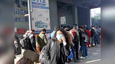 Delhi Metro News : आज भी मेट्रो स्टेशनों के बाहर लग रहीं लाइनें, 31 दिसंबर के लिए यह नया नियम जान लें