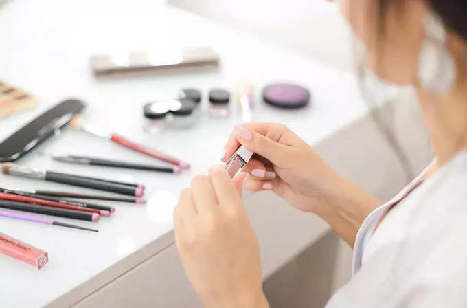 Lipstick Last Longer: মাস্ক পরেও ঠোঁট থাকুক রাঙা, জেনে নিন কী ভাবে...