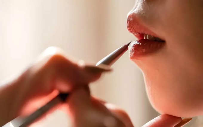 Lipstick Last Longer: মাস্ক পরেও ঠোঁট থাকুক রাঙা, জেনে নিন কী ভাবে...