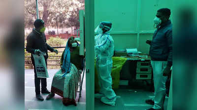 Omicron in Delhi: डॉक्टरों ने कहा, तेजी से फैल रहा है कोरोना, पर नहीं आ रही भर्ती होने की नौबत