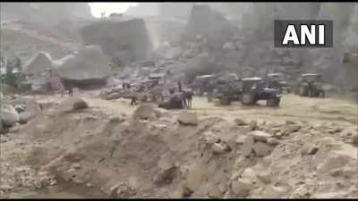 landslide in a mining : आणखी एक दुर्दैवी घटना... दगड खाणीत कडा कोसळून अनेक मजूर दबले, ३ मृतदेह बाहेर काढले