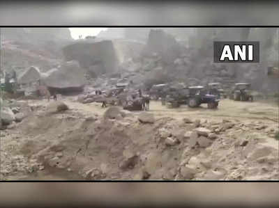 landslide in a mining : आणखी एक दुर्दैवी घटना... दगड खाणीत कडा कोसळून अनेक मजूर दबले, ३ मृतदेह बाहेर काढले