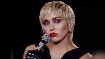 वार्डरोब मालफंक्शन के साथ हुई Miley Cyrus की नए साल की शुरूआत, वायरल हुआ वीडियो