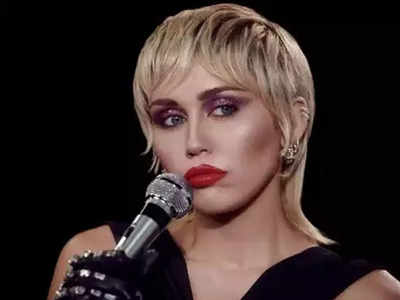 वार्डरोब मालफंक्शन के साथ हुई Miley Cyrus की नए साल की शुरूआत, वायरल हुआ वीडियो