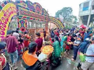 ಹೊಸ ವರ್ಷದ ಹಿನ್ನೆಲೆ ದೇಗುಲಗಳಿಗೆ ಹರಿದು ಬಂದ ಭಕ್ತ ಸಮೂಹ !