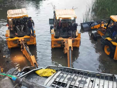 MP Bus Accident News : अलीराजपुर में रेलिंग तोड़ 12 फीट नीचे नदी में गिरी बस, तीन की मौत, 28 यात्री घायल