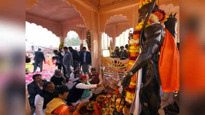UP Chunav 2022: ब्राह्मणों को साधने की मुहिम... अखिलेश यादव ने की भगवान परशुराम की पूजा