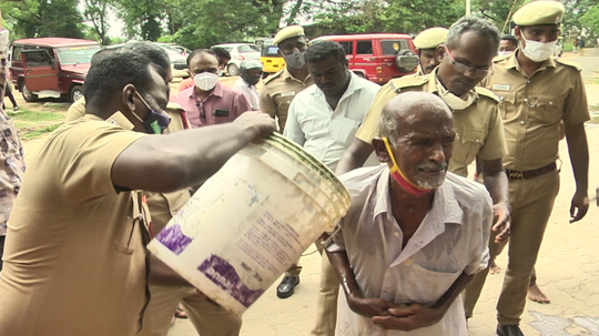 விவசாயி தீக்குளிக்க முயற்சி… கலெக்டர் அலுவலகத்தில் பரபரப்பு!