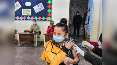 दिल्ली में कोविड वैक्सीन को लेकर ‘कूल’ दिखे टीनेजर्स, पहले दिन 20,998 बच्चों ने ली डोज