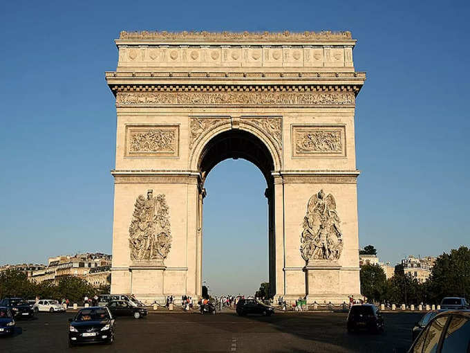 संरचना है पेरिस के आर्क डे ट्रॉयम्फ़ से प्रेरित -