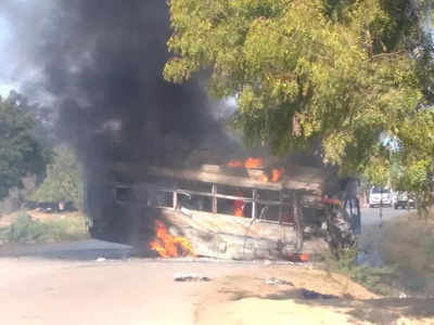 Rewa News : बाइक को बचाने में ट्रक ने बस को मारी टक्कर, भीषण आग लगी, एक दर्जन यात्री घायल