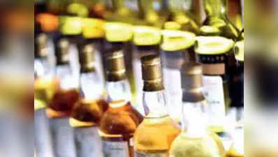 गुरुग्राम: वाइन शॉप मालिकों ने आबकारी विभाग के सामने फेंकी दुकान की चाबियां, कोरोना के चलते बाजार खुलने के समय से हैं नाराज