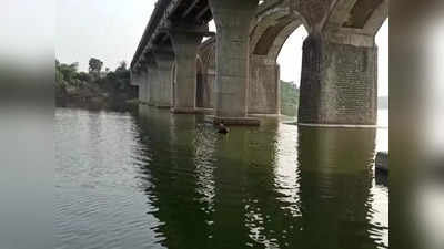 कॉलेजमधील तरुणीने नदीत मारली उडी; शोध घेण्यास अपयश आल्याने गूढ कायम