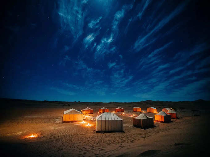 रेगिस्तान में कैम्पिंग -