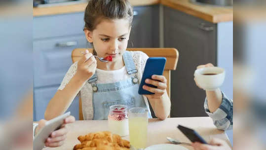 food habits for kids: குழந்தைங்க ஃபோன் வெச்சுக்கிட்டு தான் சாப்பிடறாங்களா, அவங்களை உங்க வழிக்கு கொண்டு வர இதை செய்யுங்க!