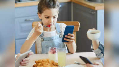 food habits for kids: குழந்தைங்க ஃபோன் வெச்சுக்கிட்டு தான் சாப்பிடறாங்களா, அவங்களை உங்க வழிக்கு கொண்டு வர இதை செய்யுங்க!