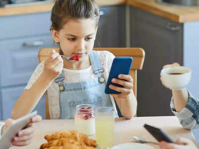 food habits for kids: குழந்தைங்க ஃபோன் வெச்சுக்கிட்டு தான் சாப்பிடறாங்களா, அவங்களை உங்க வழிக்கு கொண்டு வர இதை செய்யுங்க!