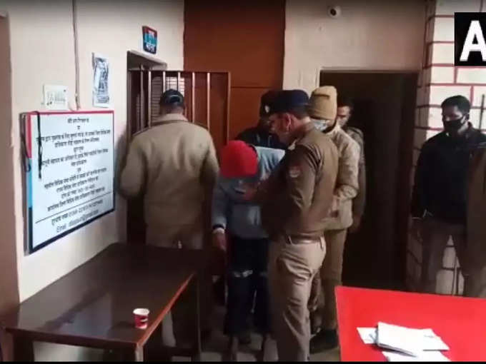 पुलिस स्‍टेशन पर आरोपी