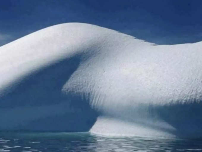 ये बर्फ का पहाड़ इंसानी शरीर सा दिखता है!