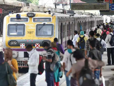 Mumbai Local Train Corona : मुंबईच्या लोकलमधून फिरताहेत करोना सुपर स्प्रेडर, धोक्याची घंटा