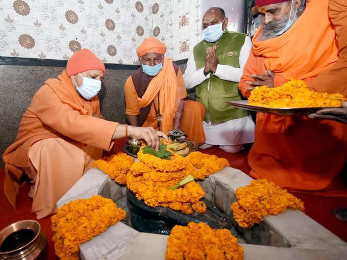गोरखपुर के भरोहिया शिव मंदिर में पूजा करने पहुंचे योगी