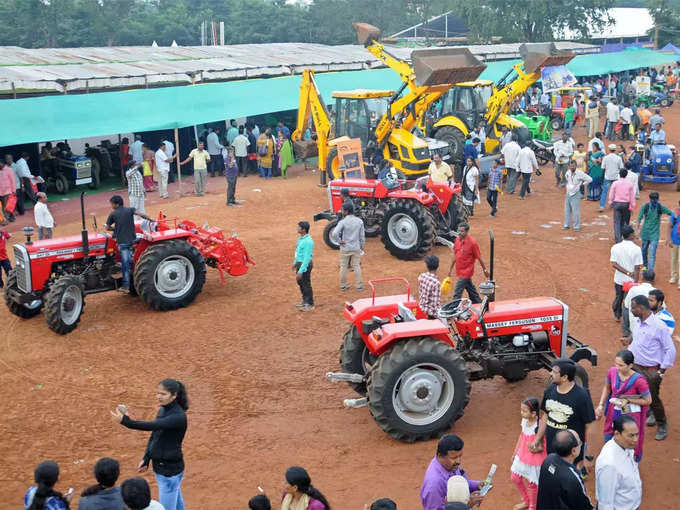 ट्रैक्टर की बिक्री 16 फीसदी गिरी