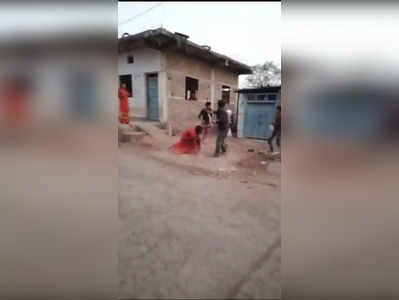 Khargone news:  महिला पर गैती से हमला करने पहुंचा युवक, मारपीट, झूमाझटकी का वीडियो वायरल