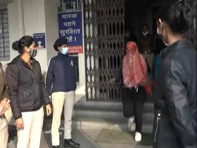 Indore Spa Centre Raid: सेक्स चेंज करा कर लड़की बनी, फिर करने लगी जिस्म बेचने का धंधा, ग्राहकों में बीजेपी युवा मोर्चा के नेता भी शामिल!