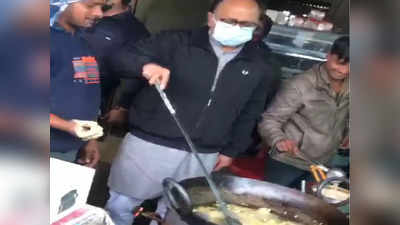 प्रयागराज में पकौड़े बेचते देखे गए कैबिनेट मंत्री सिद्धार्थ नाथ सिंह, BJP अब बेरोजगारों से पकौड़े ही तलवाएगी- विपक्ष ने वायरल वीडियो पर कसा तंज
