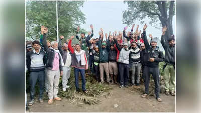Hamirpur News: यूपी के हमीरपुर में ओला गिरने से फसल चौपट, रोड जाम कर धरने पर बैठे किसान