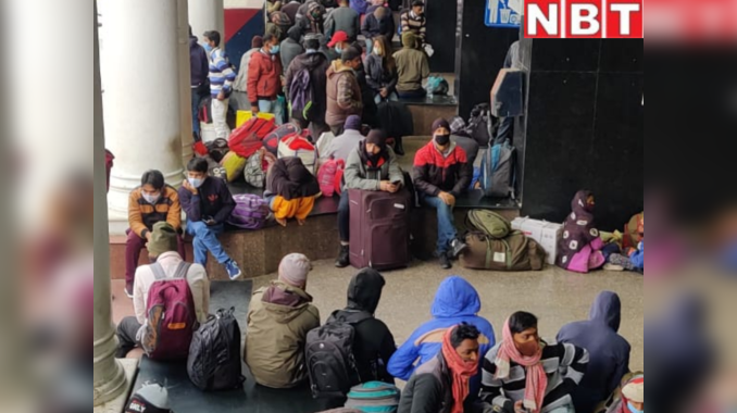 NO Lockdown In Delhi: काम ठप है, भूखे-प्यासे सवारी के लिए भटक रहे हैं, सुनिए दिल्ली रेलवे स्टेशन के कुलियों का दर्द