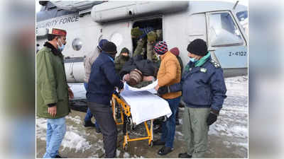 बर्फ की चादर से ढकी घाटी के तंगधार सेक्टर में सुरक्षाबलों ने एक BSF जवान सहित चार मरीजों को किया एयरलिफ्ट