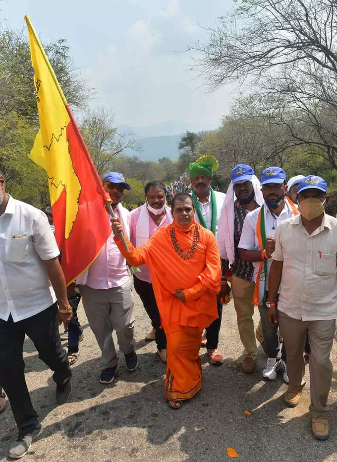 ಮೇಕೆದಾಟು ಪಾದಯಾತ್ರೆಗೆ ಸ್ವಾಮೀಜಿಗಳ ಸಾಥ್..