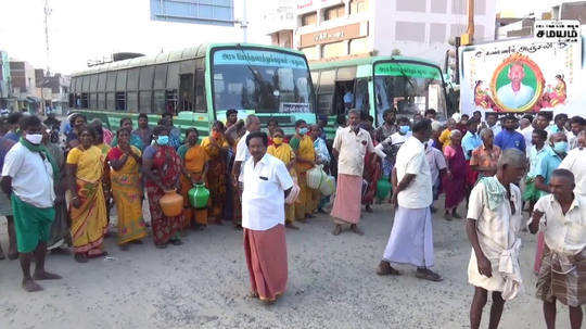 குடிநீர் விநியோகம் செய்யவில்லை என நகராட்சி நிர்வாகத்தை கண்டித்து பெண்கள் காலி குடங்களுடன் சாலை மறியல்