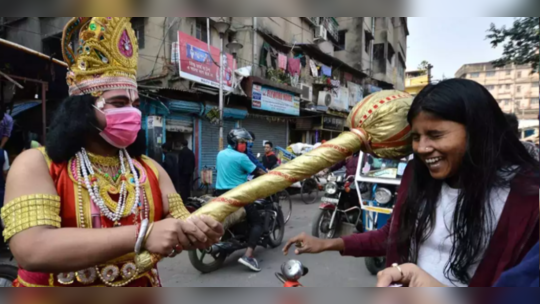 કોરોના: લોકોમાં માસ્ક અંગે જાગૃતિ ફેલાવવા આ શહેરમાં રસ્તા પર ઉતરી આવ્યા હનુમાનજી 