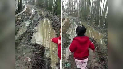 कश्मीर: बच्ची ने ऐसे बताया सड़क का हाल, वीडियो देखकर कई चेहरे खिल गए