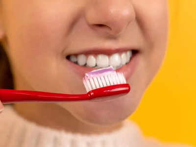 अपनी मुस्कान को बनाना चाहते हैं आकर्षक, तो इन आयुर्वेदिक Toothpaste को करें ट्राय