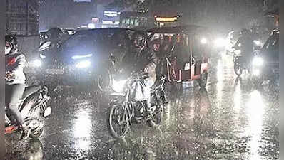 Bihar Today Weather News : राजधानी पटना समेत कई जिलों में बारिश शुरू, बिहार में फिर से लौट रही कड़ाके वाली ठंड