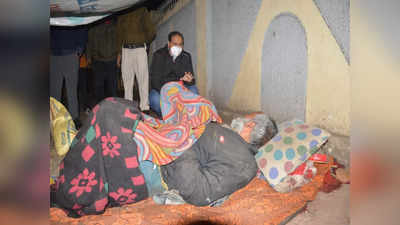 Jabalpur News: कड़कड़ाती ठंड में आधी रात को निकले कलेक्टर, सड़कों के किनारे सोने वाले लोगों को पहुंचाया रैन बसेरा