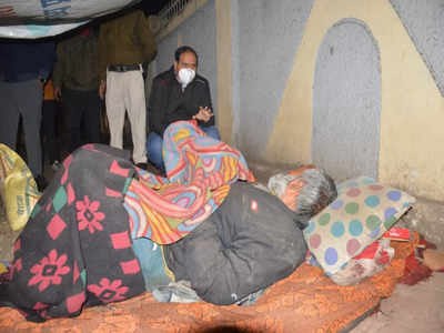 Jabalpur News: कड़कड़ाती ठंड में आधी रात को निकले कलेक्टर, सड़कों के किनारे सोने वाले लोगों को पहुंचाया रैन बसेरा 