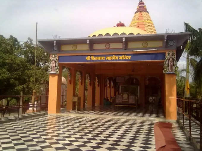 दंपति ने इंग्लैंड जाने से पहले मंदिर के पुर्निर्माण के लिए 15,000 रुपए का दान दिया