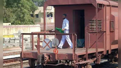 रेलवे का गार्ड कहिए या ट्रेन मैनेजर, चलती ट्रेन में पेशाब लग जाए तो टॉयलेट तक नसीब नहीं, जानिए क्या है हकीकत