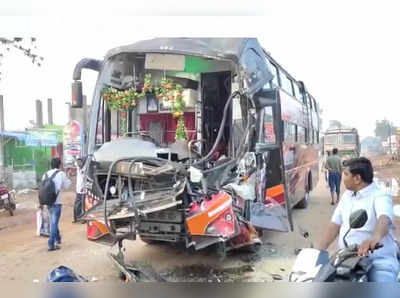 ప.గో జిల్లా: పండగ రోజు రోడ్డు ప్రమాదం.. బస్సు-లారీ ఢీ, 10మందికి గాయాలు