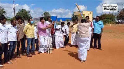 போட்றா பந்த; கிரிக்கெட் விளையாடிய தங்க தமிழ்செல்வன்!